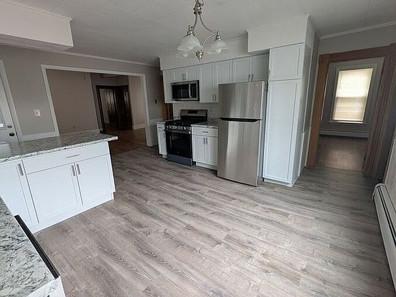 4th image of 465 Cartier St #1