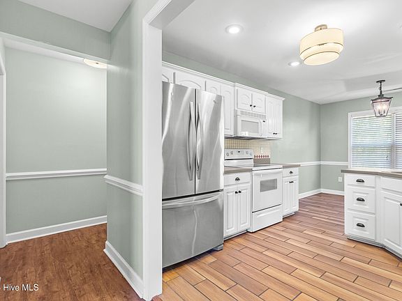 5th image of 110 Sellhorn Boulevard