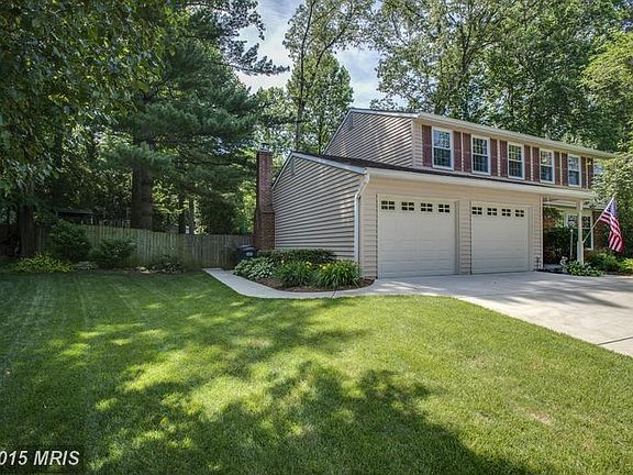 Gorgeous yard, front and back!