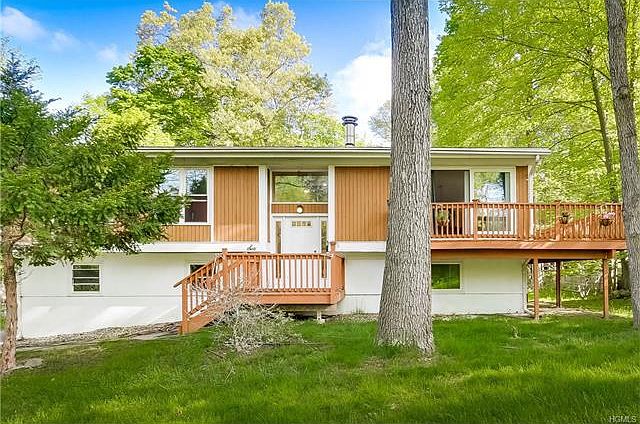 1st image of 6 Beaver Hollow Ln