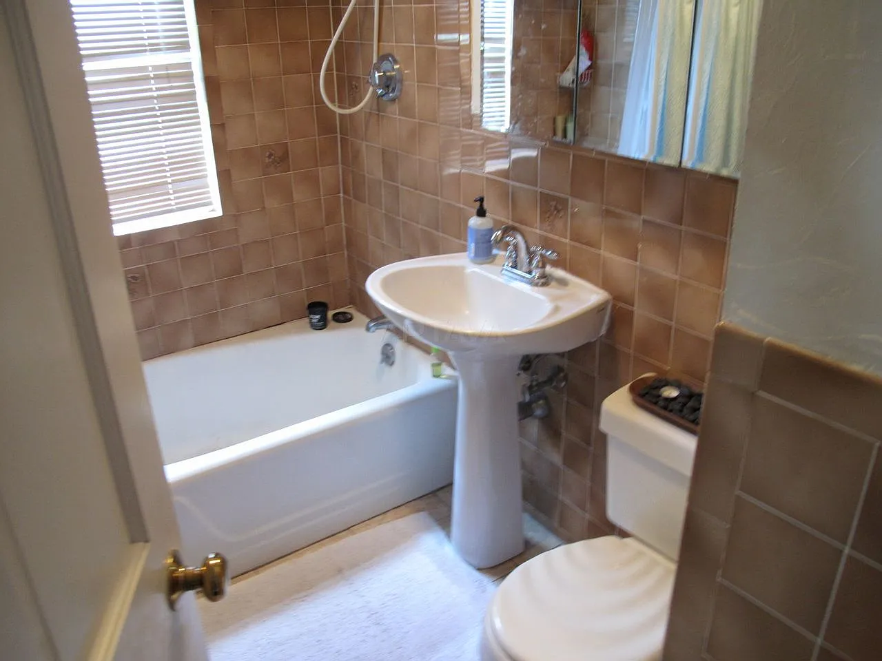 2 bed, 800 sqft, $3,000 — Photo 2
