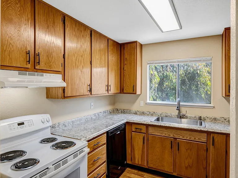 3330 Del Monte Blvd — Photo 4