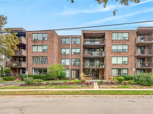 28 Robinson St N #103, Grimsby, ON L3M 3C9