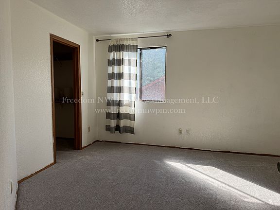 2nd image of 812 Livingston St NE