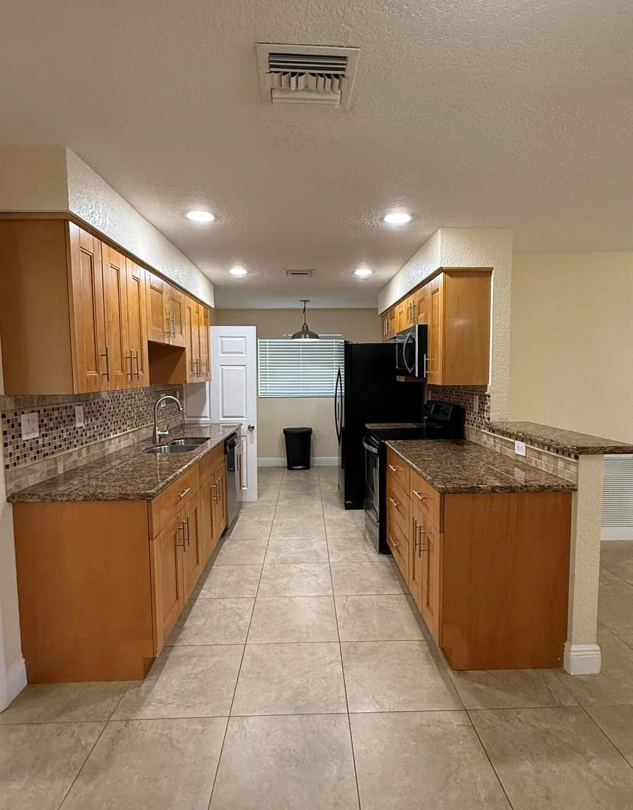4 bed, 2.0 bath, 1342 sqft, $3,200 — Photo 3