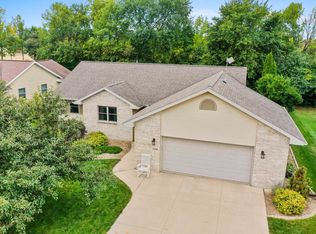 2194 Deer Prairie Dr, Neenah, WI 54956