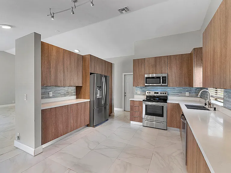 11461 NW 39th St — Photo 11
