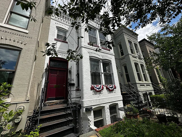 306 E St NE — Photo 3
