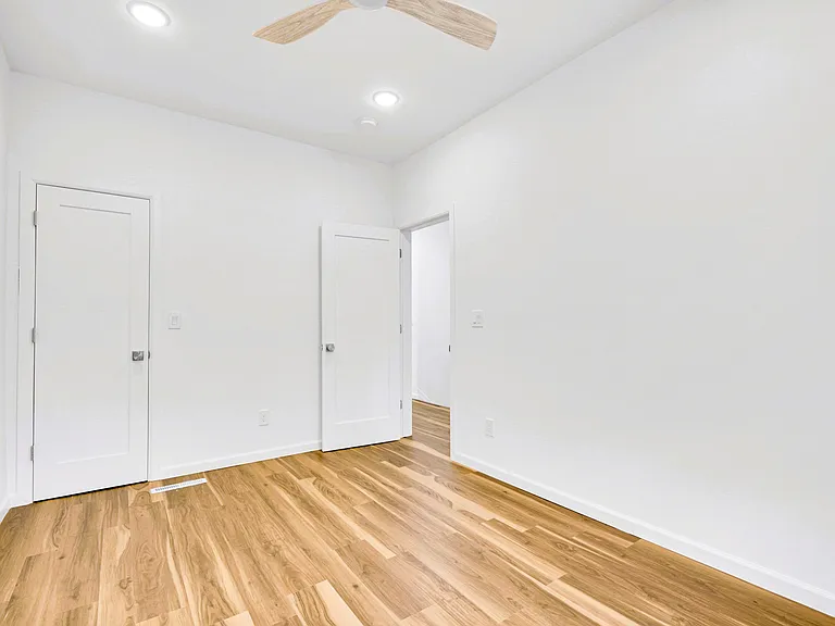 325 14th Ave — Photo 23