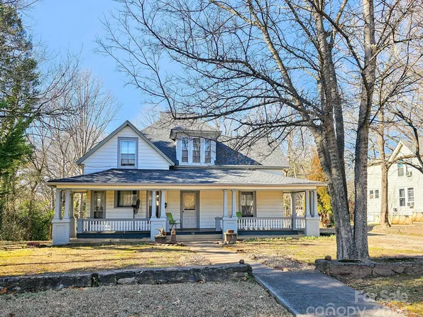 318 3rd St SE, Hickory, NC 28602