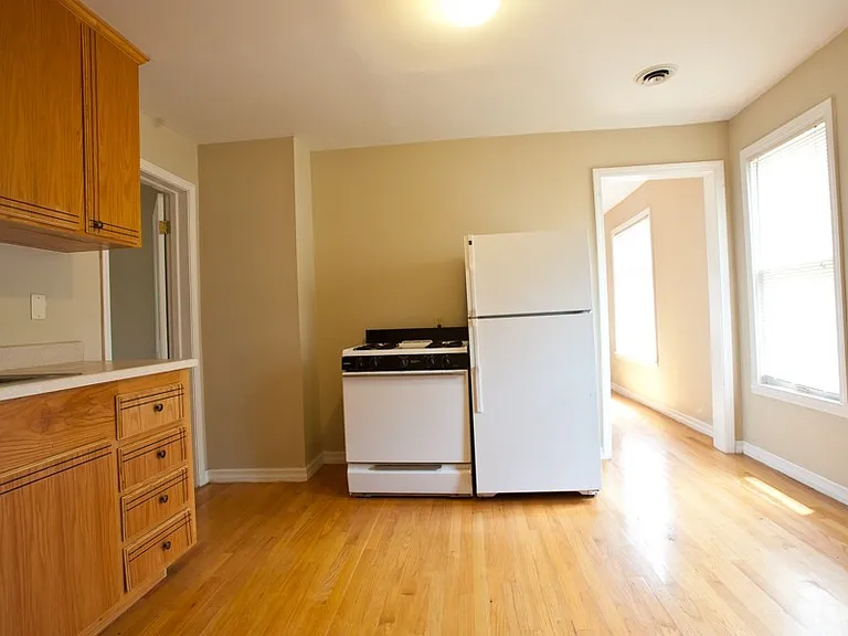 8/1-$1745 3 BR with Laundry, Upper Flat Close to Lakefront and UWM - 2431 N Farwell — Photo 5
