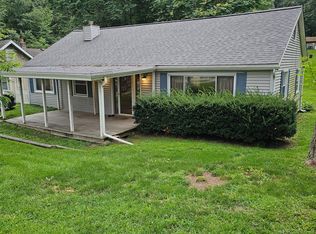 6267 Buckshore Dr, Whitmore Lake, MI 48189