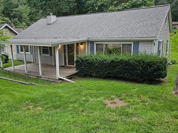 6267 Buckshore Dr, Whitmore Lake, MI 48189