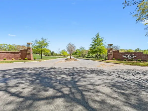 34 Harbour Crossing Dr, Moneta, VA 24121