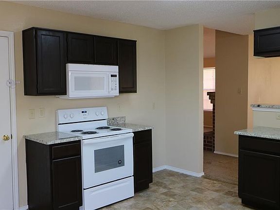 5th image of 411 Valley Mills Dr