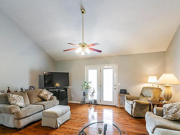 4th image of 1031 Caroline Dr