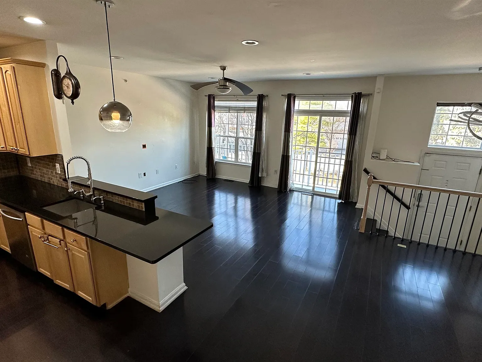 2 bed, 2.5 bath, 1425 sqft, $3,300 — Photo 2