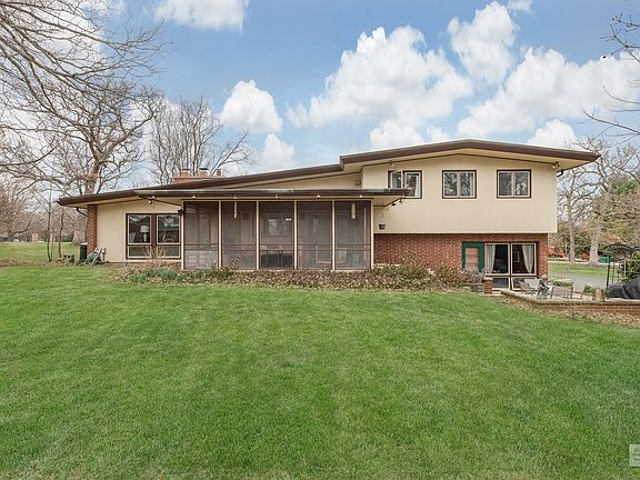 20x11 Screened Porch to enjoy all your meals during the warmer months.