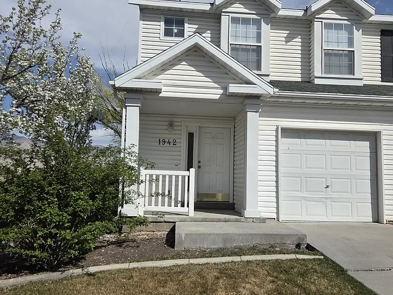 1942-20 Ea St — Photo 1