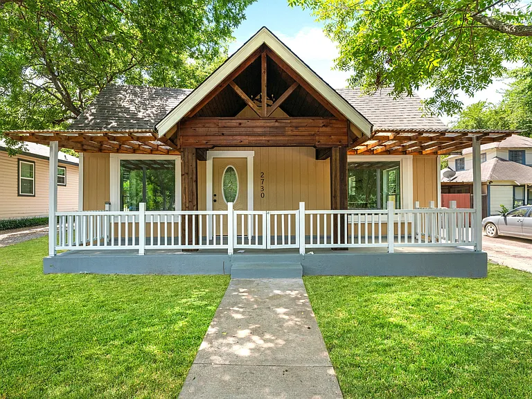 2730 Gladstone Dr — Photo 11