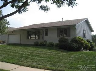 4901 E Fernwood Dr, Sioux Falls, SD 57110