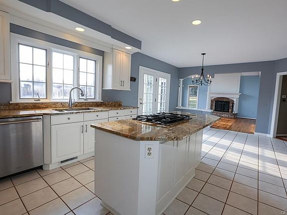 5th image of 17 Fall Meadow Dr