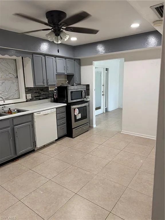4 bed, 2.5 bath, 2200 sqft, $3,800 — Photo 2