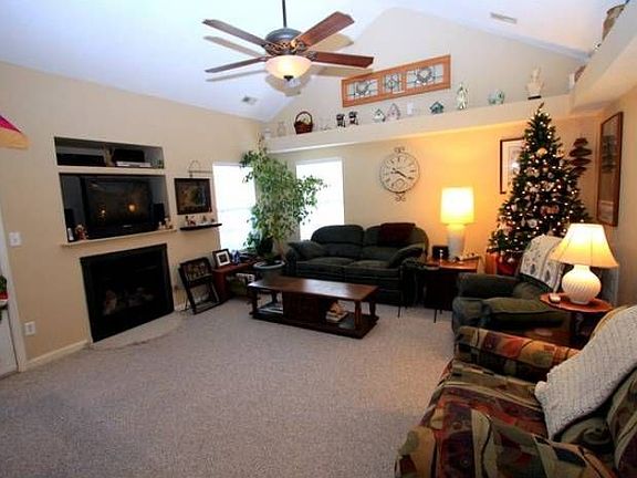 4th image of 211 Amesbury Ln