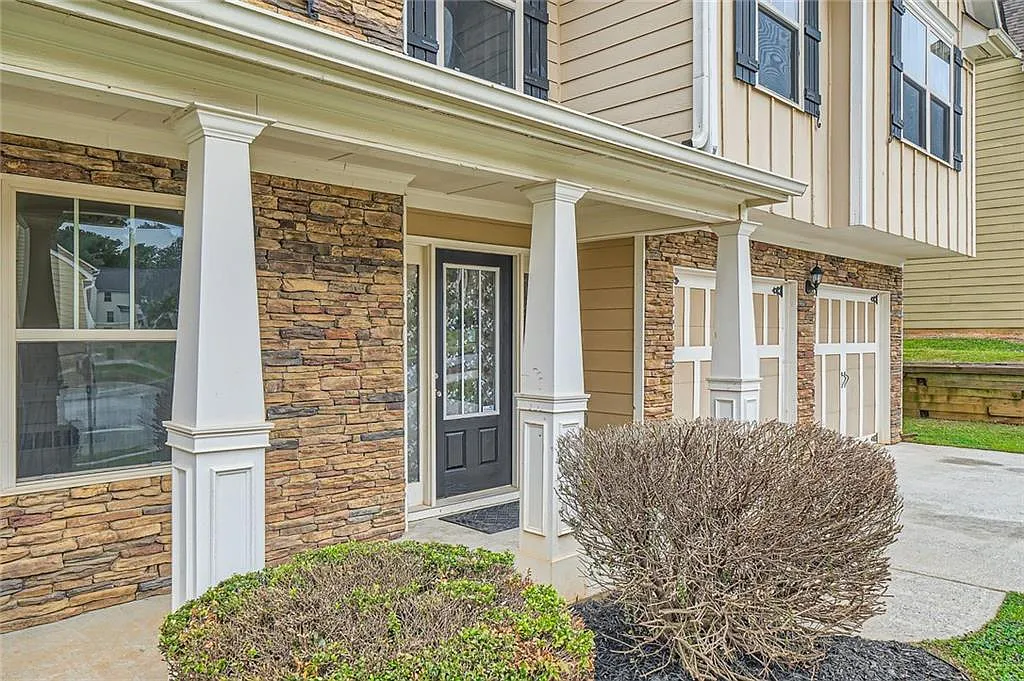 5 bed, 3.5 bath, 2692 sqft, $2,600 — Photo 2