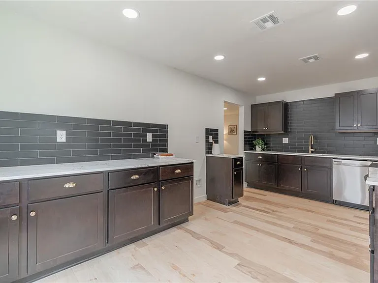 2213 NE 18th St — Photo 12