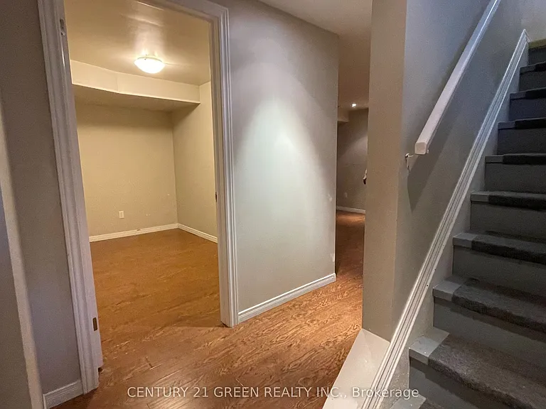 4 Wenlock Cres — Photo 21