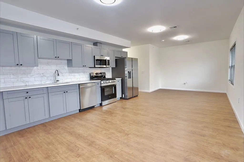 Apartment In Building, JC Heights, NJ, 07307 — Photo 2