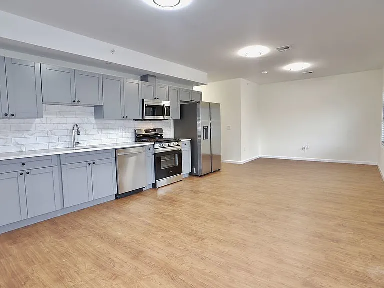 143 Zabriskie St #2D — Photo 2