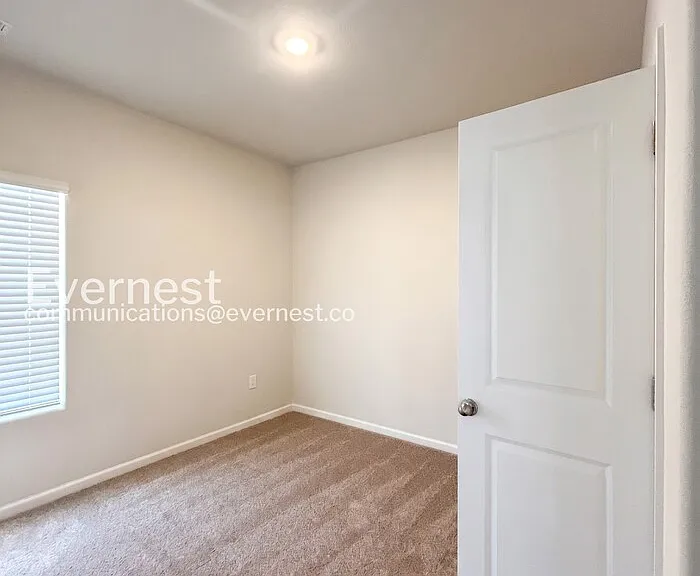 221 Aniston Ln — Photo 9