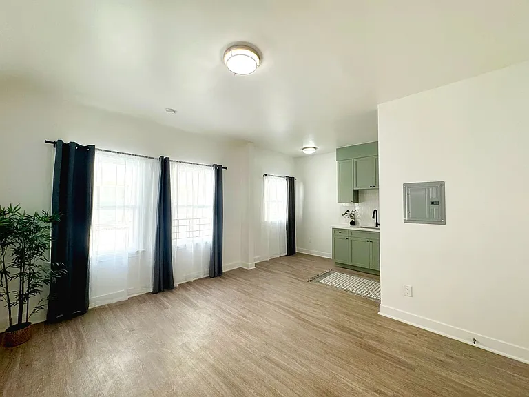 3218 W Sunset Blvd — Photo 8