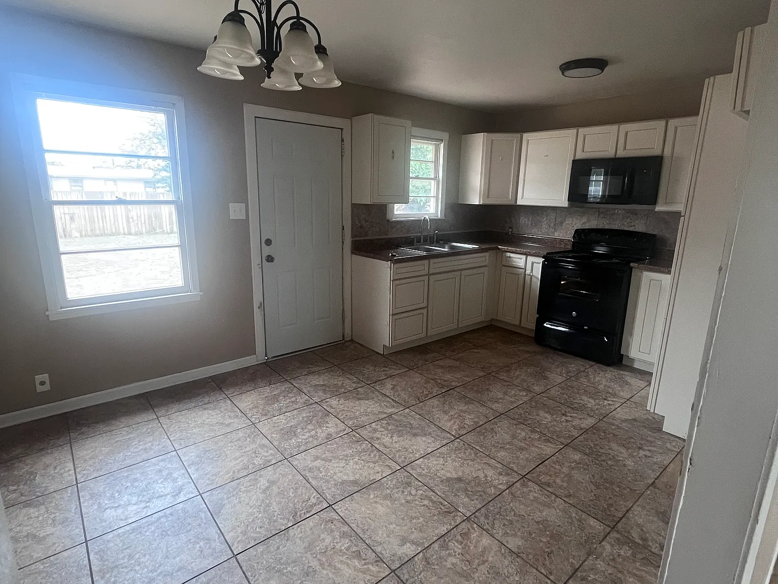 3 bed, 1074 sqft, $1,600 — Photo 4
