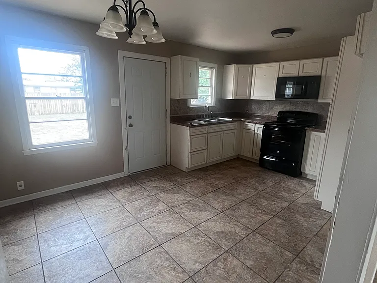 2409 Beechwood St — Photo 4