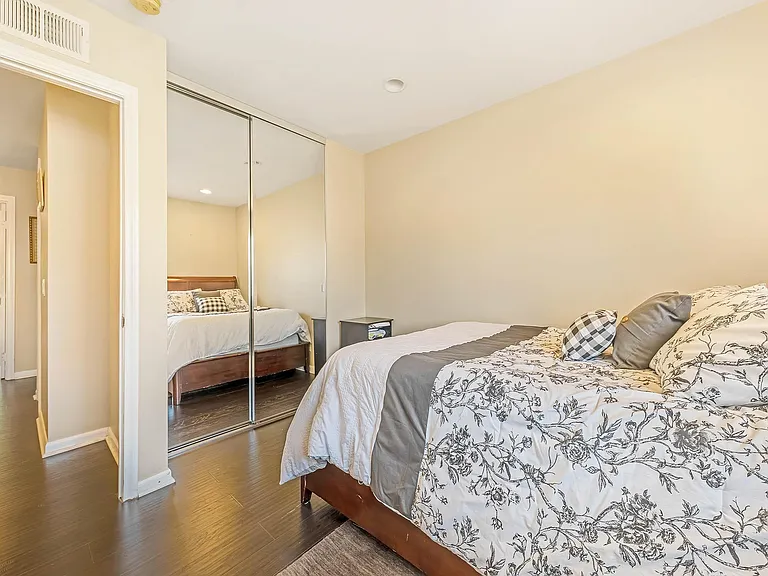 5800 Owensmouth Ave #7 — Photo 25