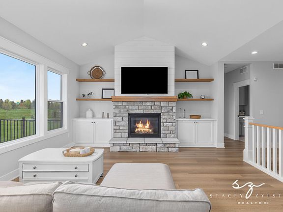 2nd image of 686 Stonebriar Cir