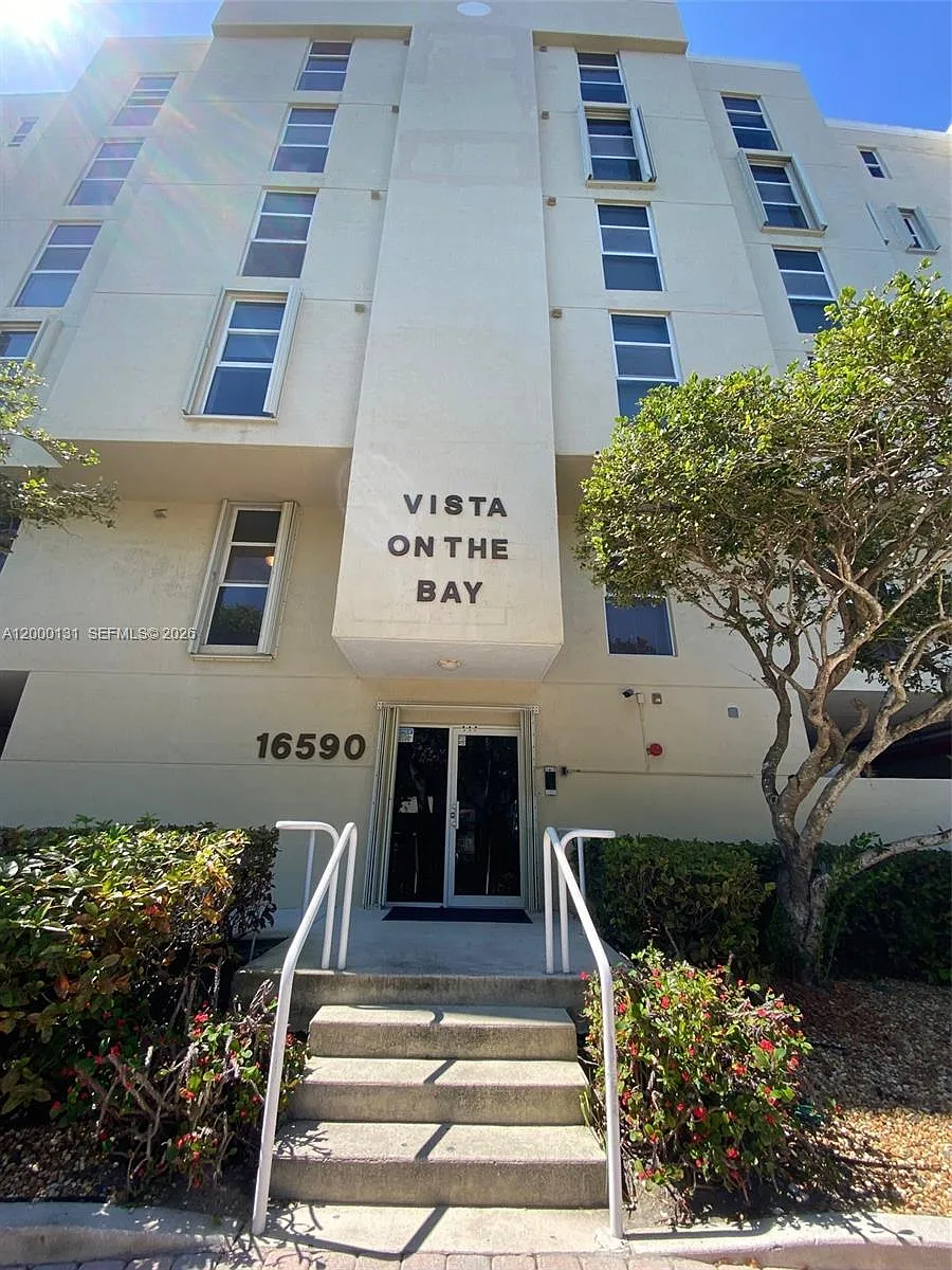 Building Photo - 16590 NE 26th Ave #202