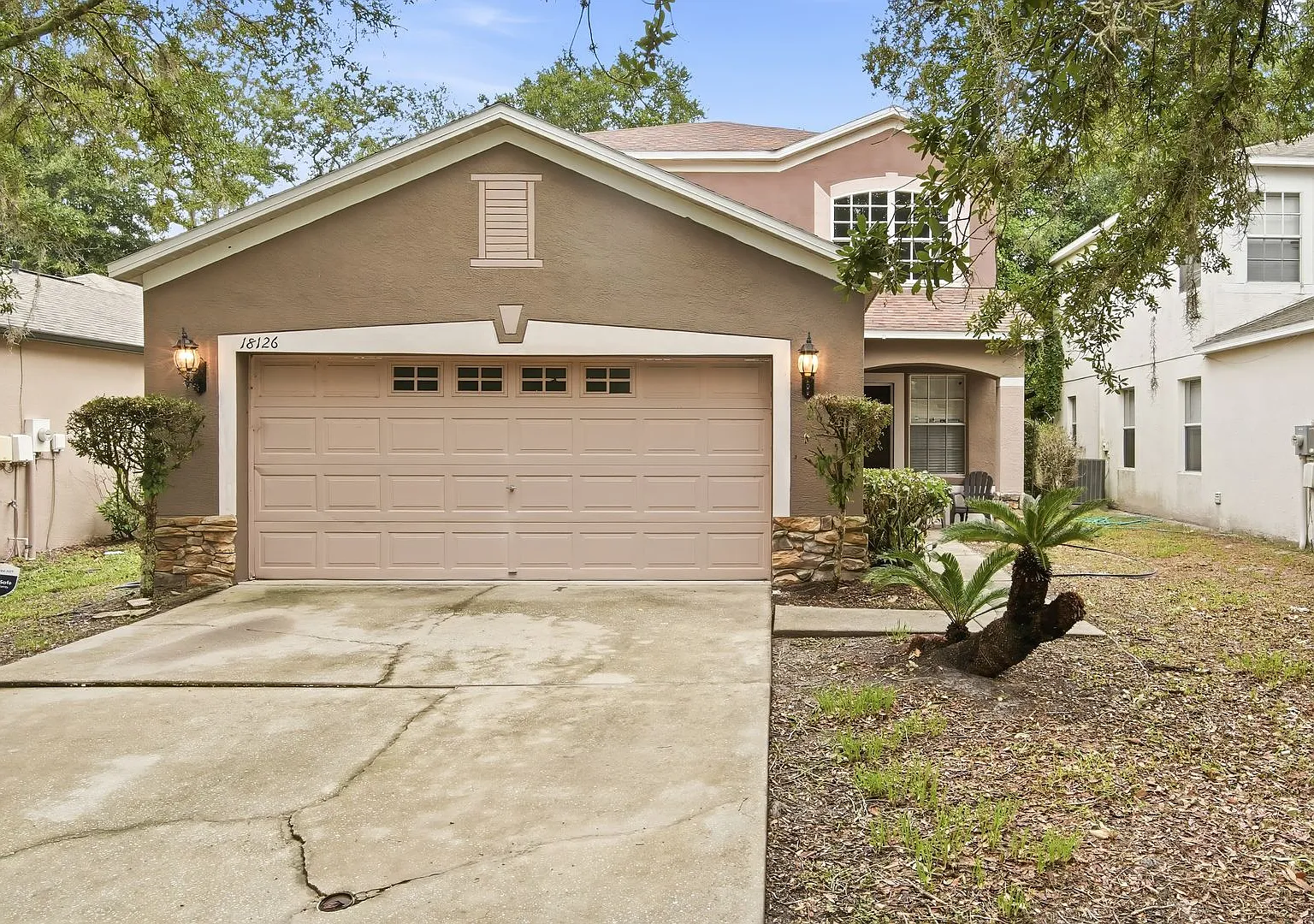 Two-story 4BR/2BA New Tampa home with pond view. — Photo 2