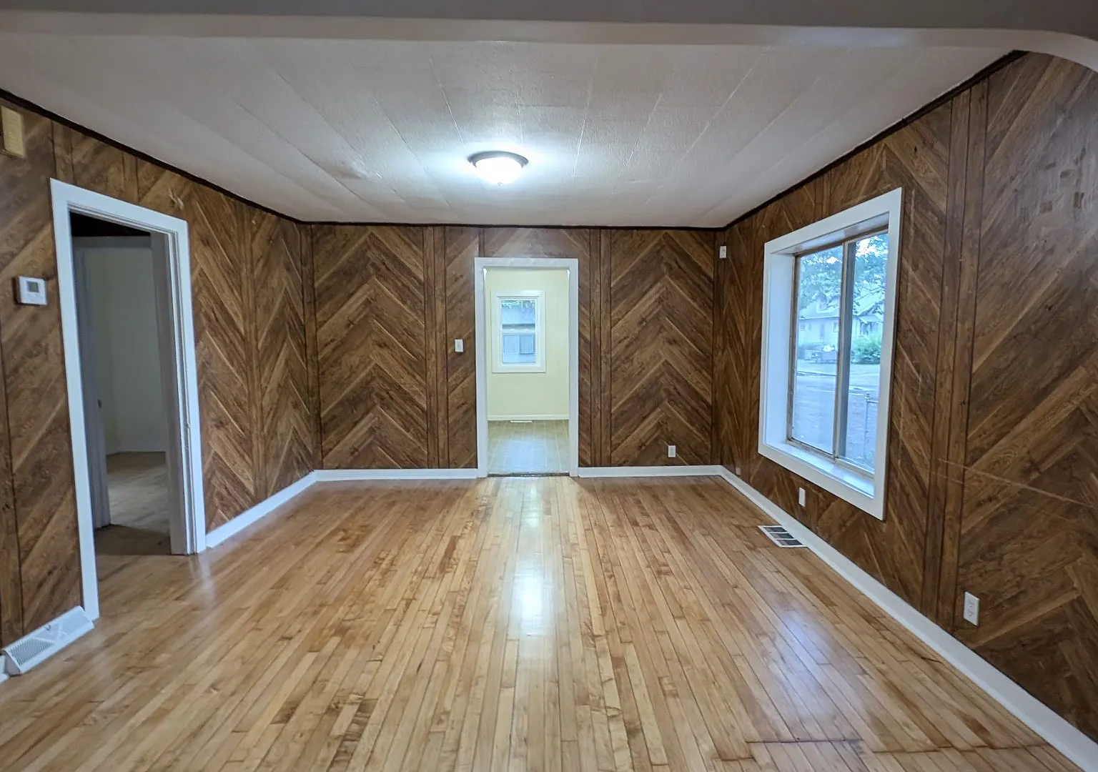 2128 8th St, 2 bedroom house with basement and garage — Photo 4