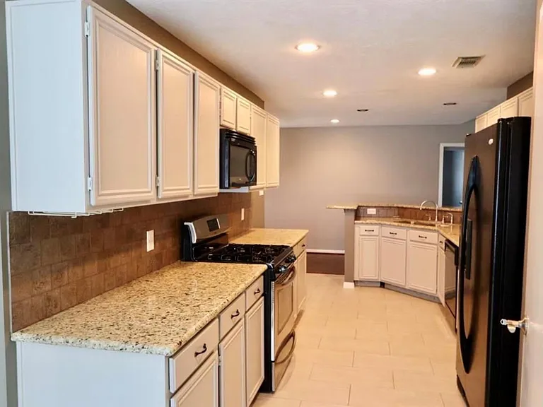 15815 Pilgrim Hall Dr — Photo 4