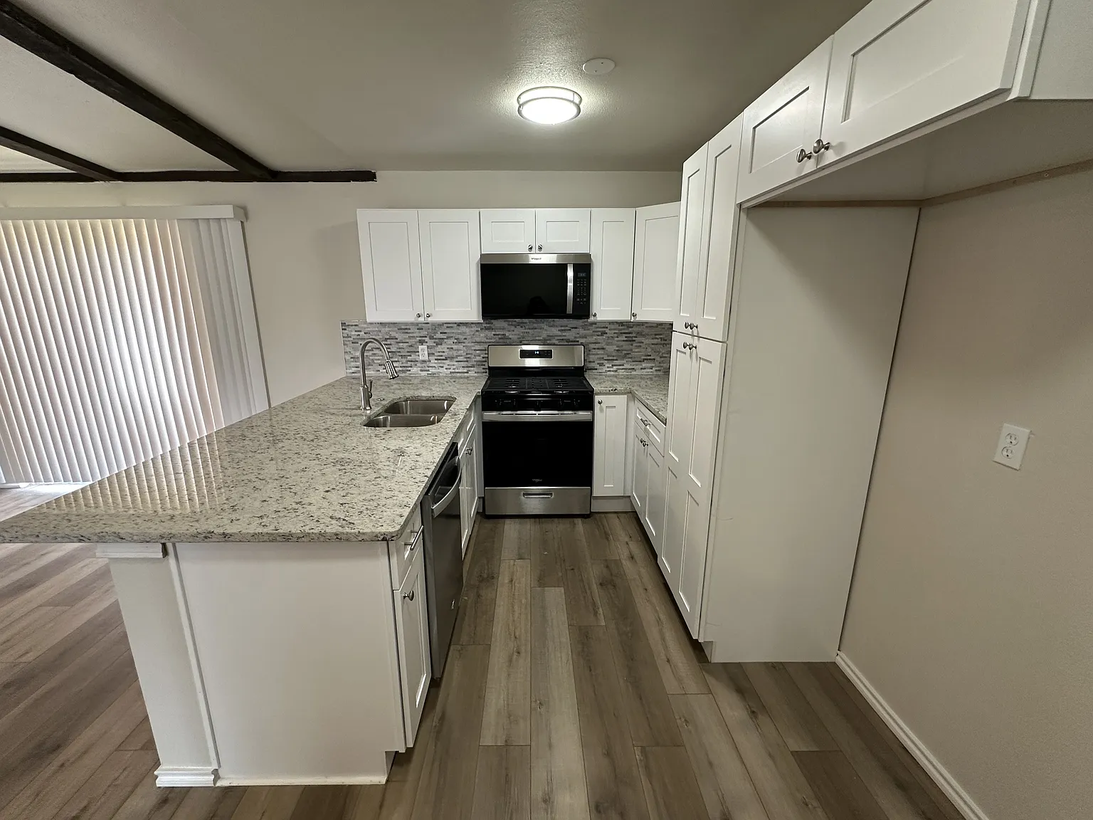 3 bed, 1004 sqft, $1,650 — Photo 2