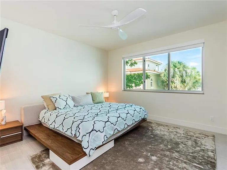 240 Shore Ct — Photo 14