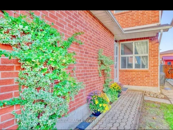 21 Ecclestone Dr, Brampton, ON L6X 3N7