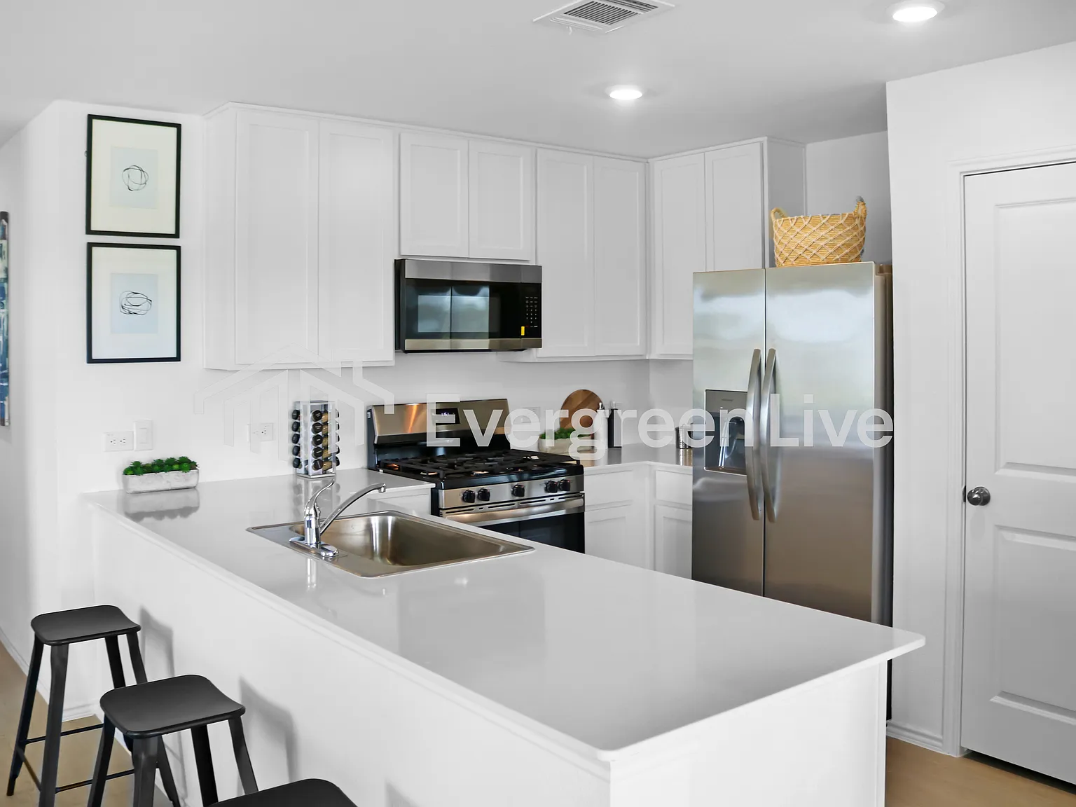 4 bed, 2.0 bath, 1720 sqft, $1,705 — Photo 3