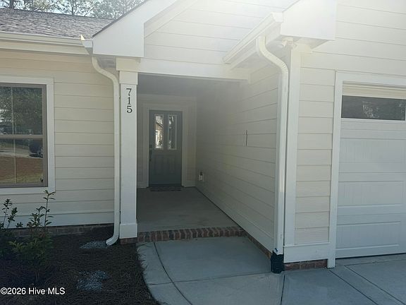 4th image of 715 Blue Bird Drive