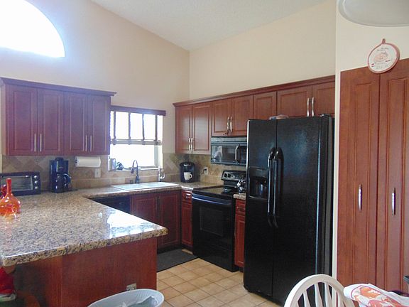 3rd image of 215 Parkwood Dr S