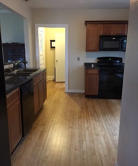 923 E 8th St — Photo 3